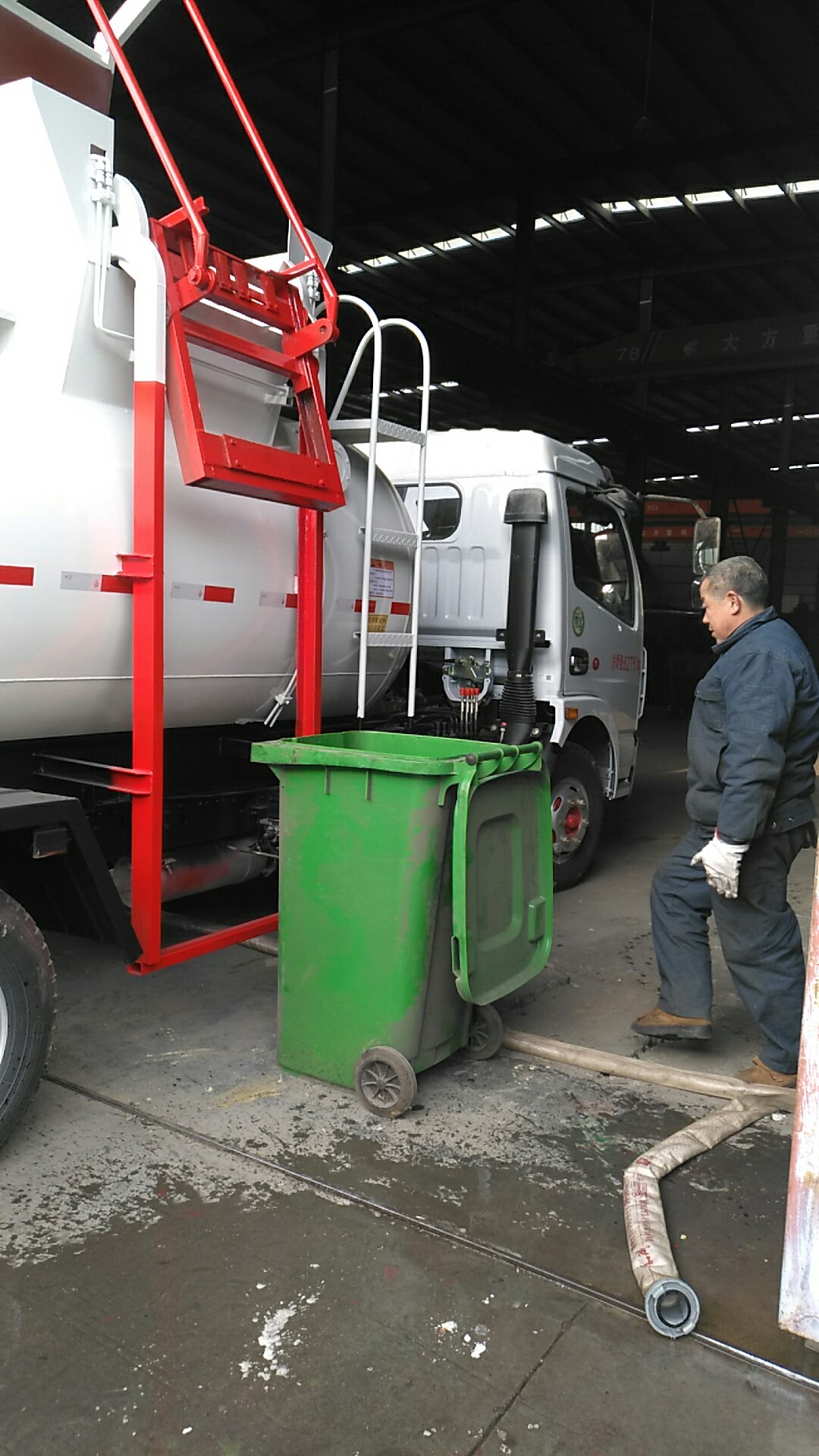 餐廚垃圾車掛桶起升機(jī)